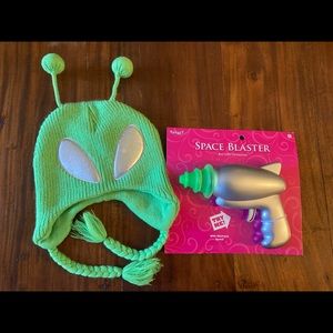 Alien hat and ray gun! 👽